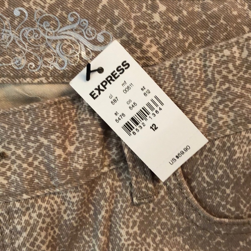 EXPRESS Patterned Shorts - Picture 3 of 5